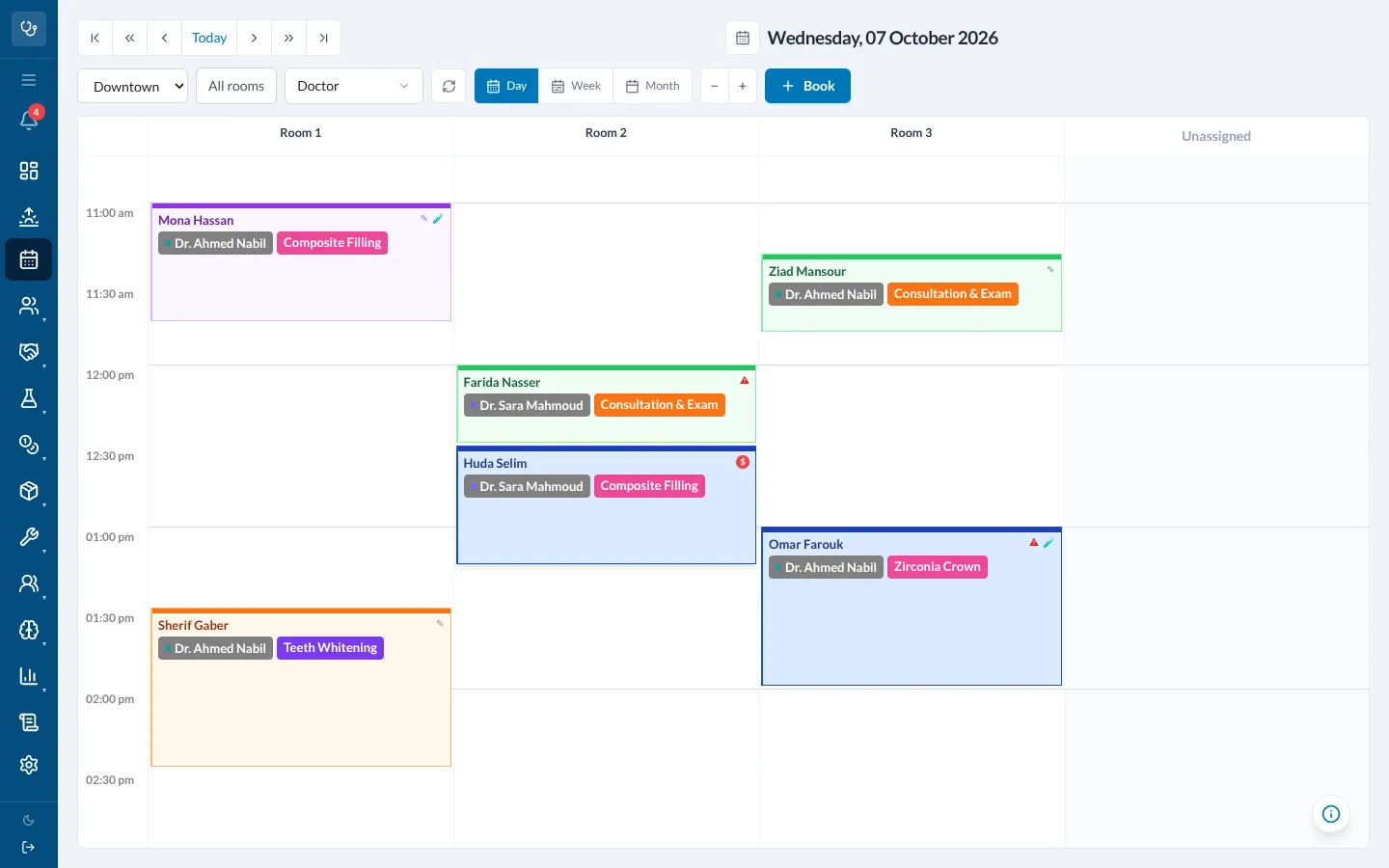 Theia’s day calendar with three rooms. Each visit shows the patient, the doctor and the treatment, coloured by its status: in progress, checked in, confirmed, delayed.